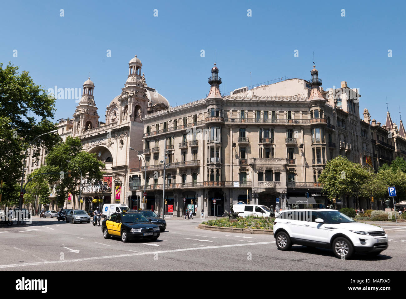 Scena di strada con negozi a Barcellona, Spagna Foto Stock