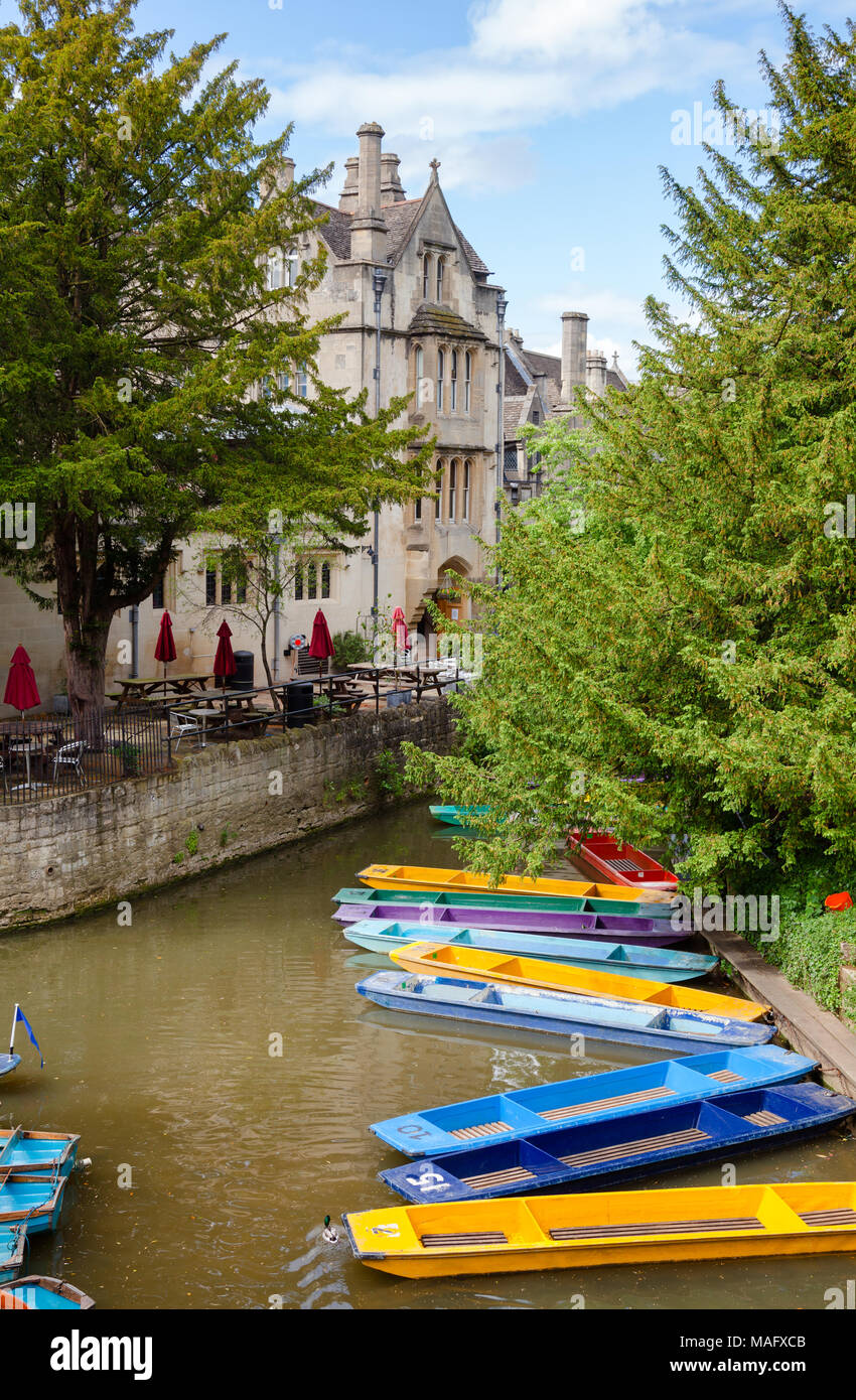 Sterline ormeggiato sul fiume Cherwell in Oxford, Oxfordshire, sud-est dell' Inghilterra, Regno Unito Foto Stock