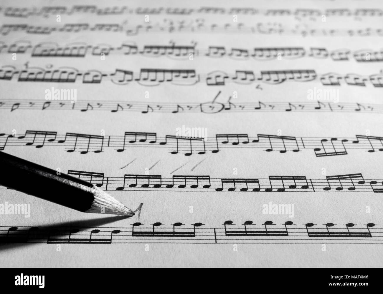Matita segni di marcatura su foglio personale con note di musica stampata Foto Stock