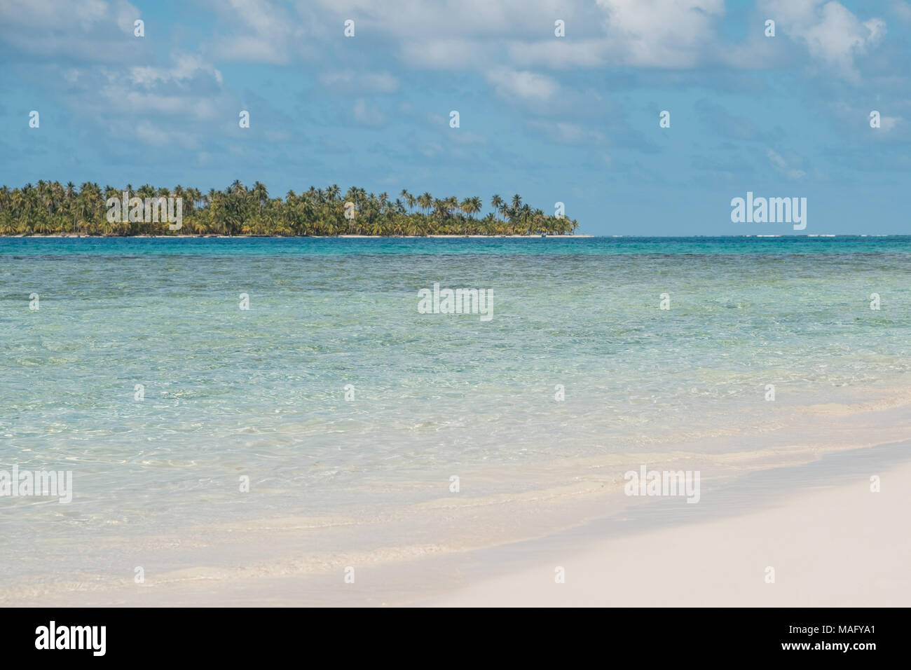 Spiaggia di sabbia bianca e palme sull isola - San Blas Foto Stock