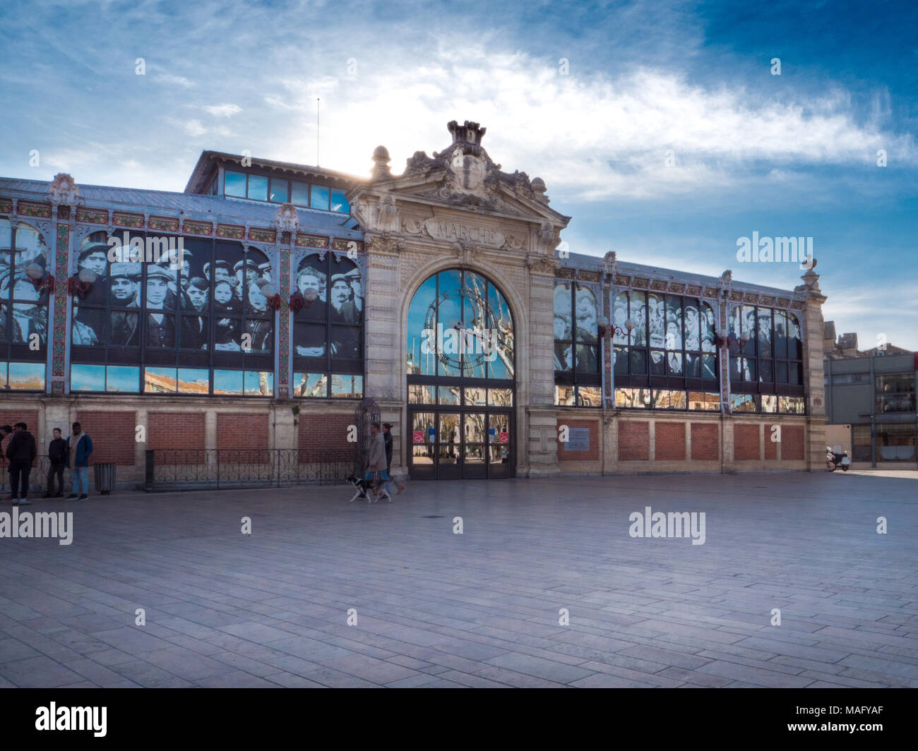Narbonne del XIX secolo la facciata del mercato in una giornata di sole Foto Stock