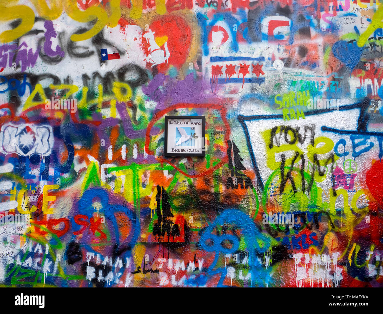 Graffiti e messaggi di pace su John Lennon tributo parete colorata a Praga, Repubblica Ceca Foto Stock
