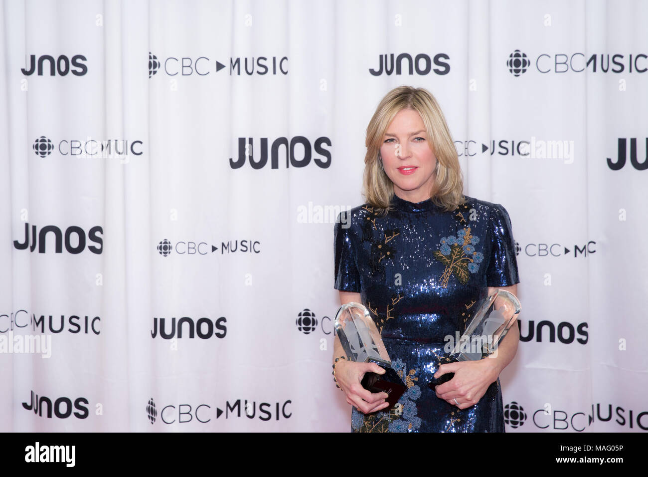 Vancouver, Canada. Il 24 marzo 2018. La cantante jazz Diana Krall pone dietro le quinte con i suoi due premi di Juno. Foto Stock