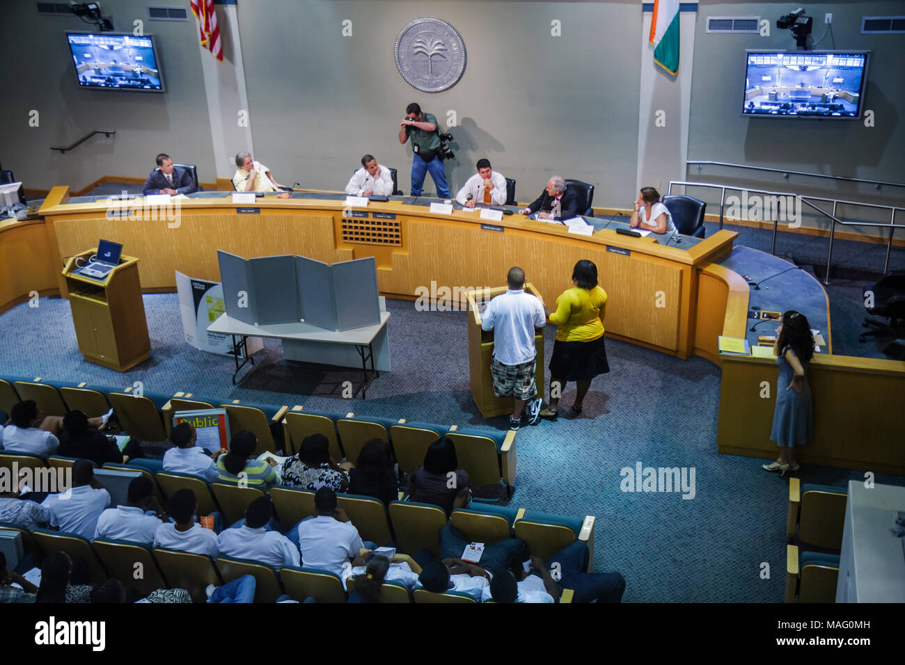 Miami Florida,Coconut Grove,Miami City Hall,edificio,Commission Chambers,High School Youth Council Presentazione,assistenza per animali randagi,studenti Foto Stock