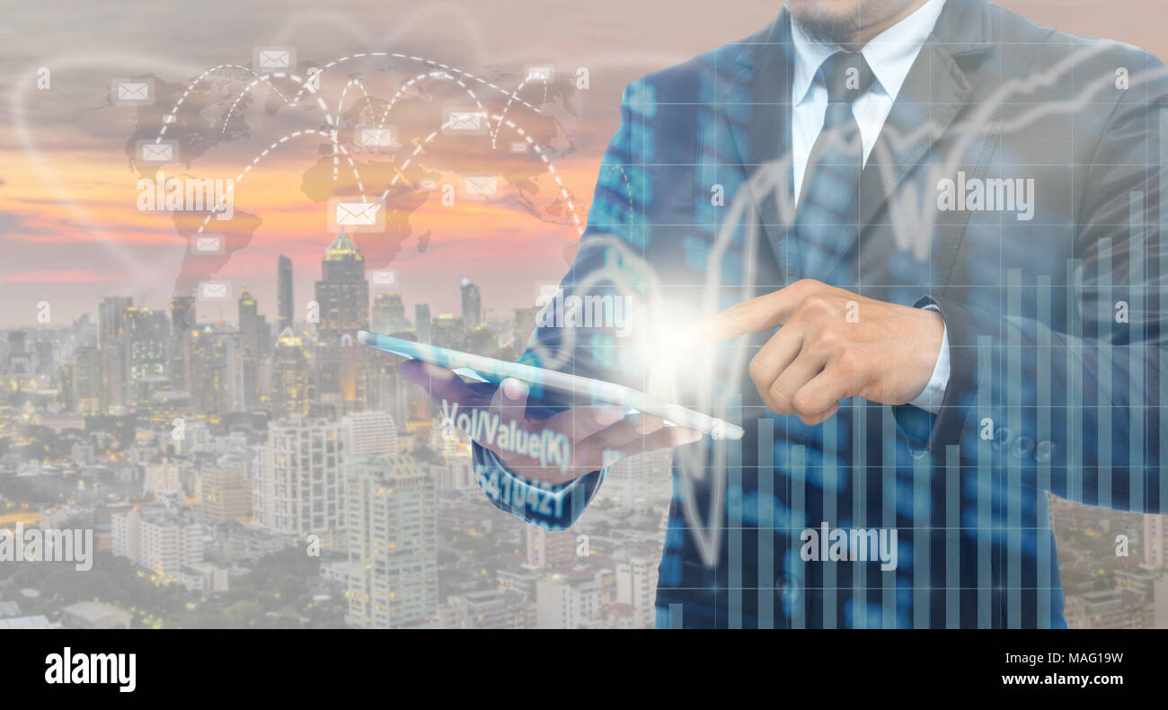 La doppia esposizione di imprenditore utilizzando il tablet con il mercato azionario grafico su edificio sfocata wirh collegamento e lo sfondo di e-mail, Business e commerciali Foto Stock