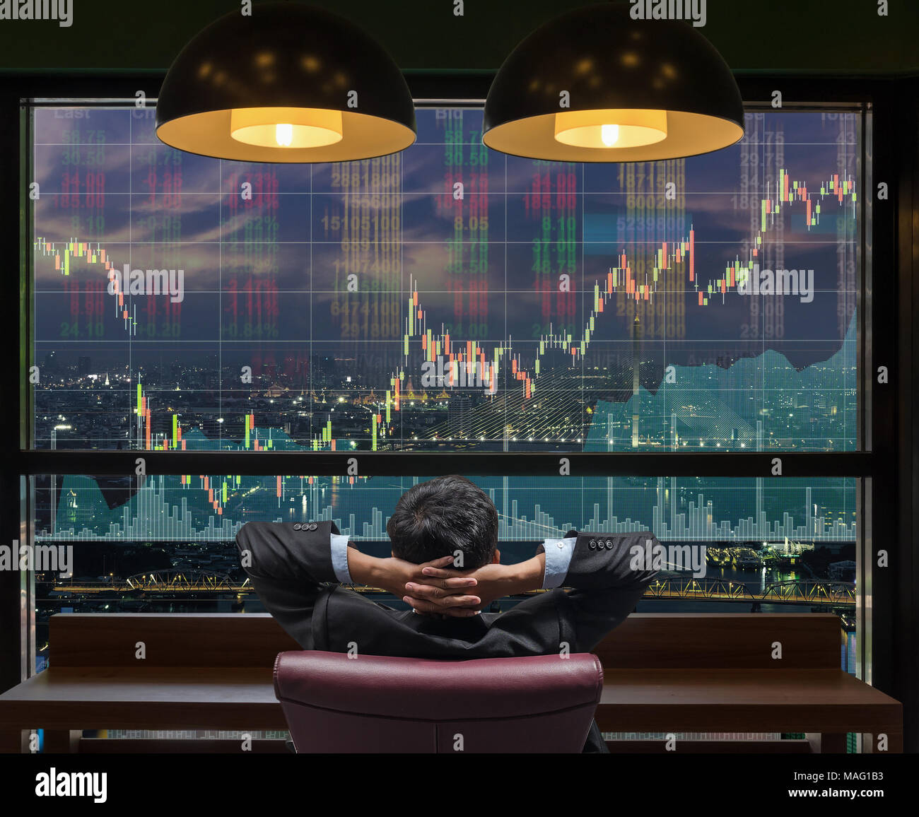 Lato posteriore della seduta imprenditore che sta guardando a stock exchange mercato grafico sul paesaggio urbano sul grande schermo di sfondo, Business trading e f Foto Stock
