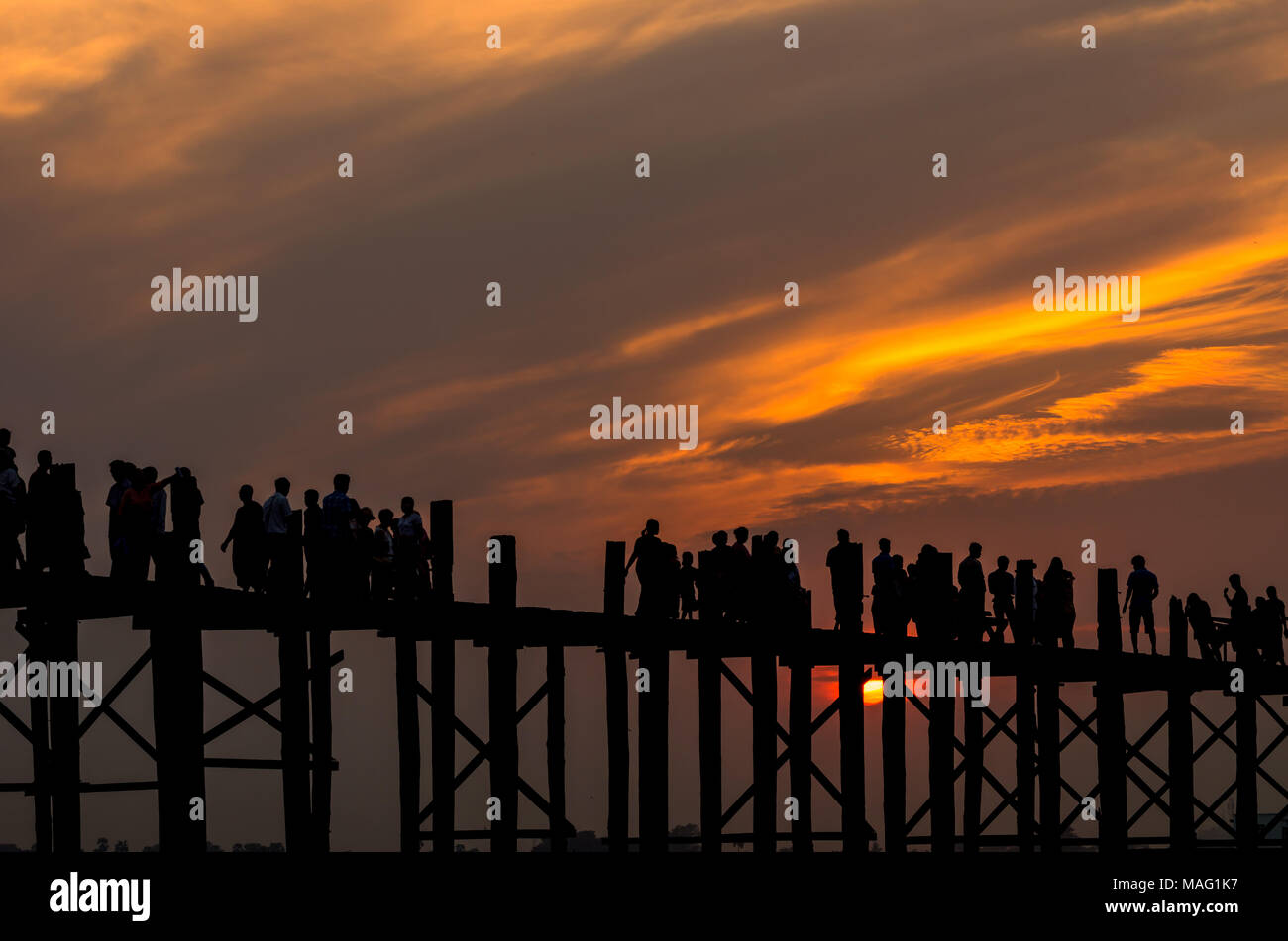 Tramonto con sagome di molte persone su U Bein Bridge è il più lungo. in Amarapura ,Mandalay ,Myanmar Foto Stock
