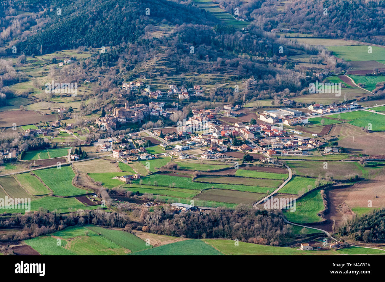 Vista aerea di Santa Pau village, Garrotxa, Catalogna, Spagna Foto Stock