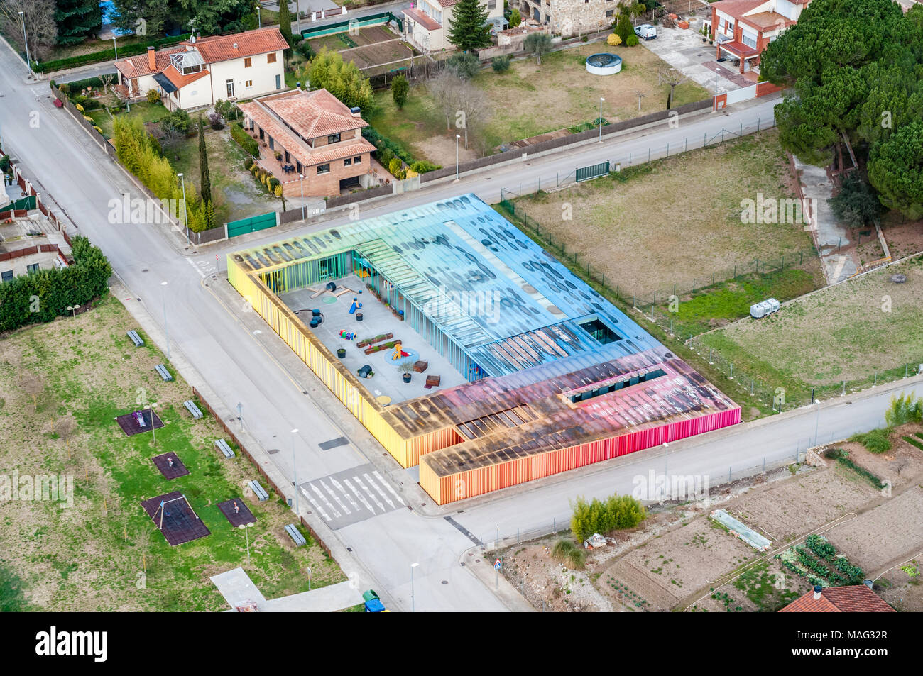 Vista aerea di un asilo infantile, street e case, Terreno urbano, Besalú, Catalogna, Spagna Foto Stock