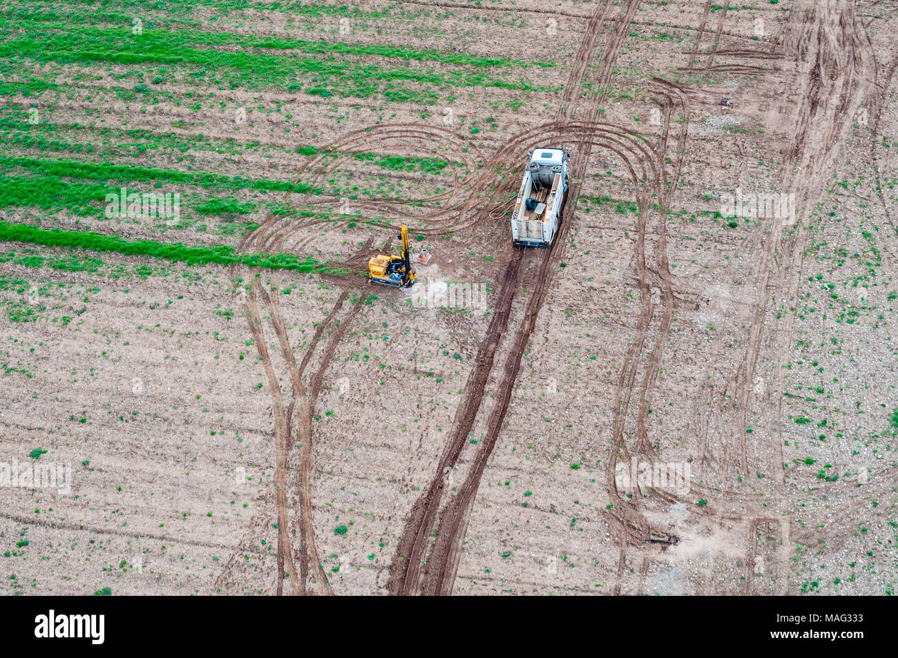 Vista aerea, indagine Lavoro per studio geotecnico, campo terreno core, relazione del suolo Foto Stock