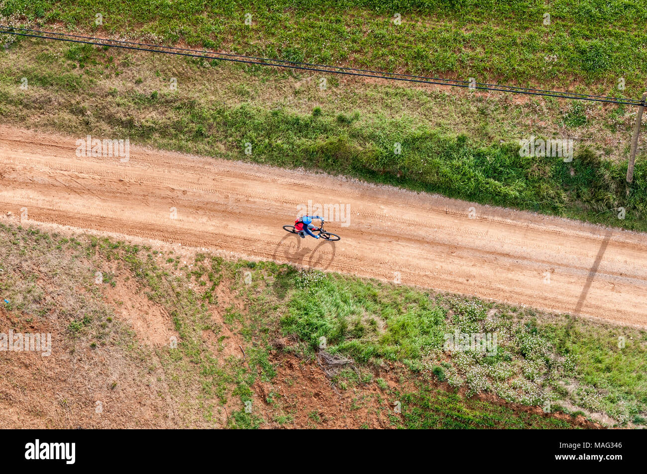 Ciclista su strada rurale Foto Stock