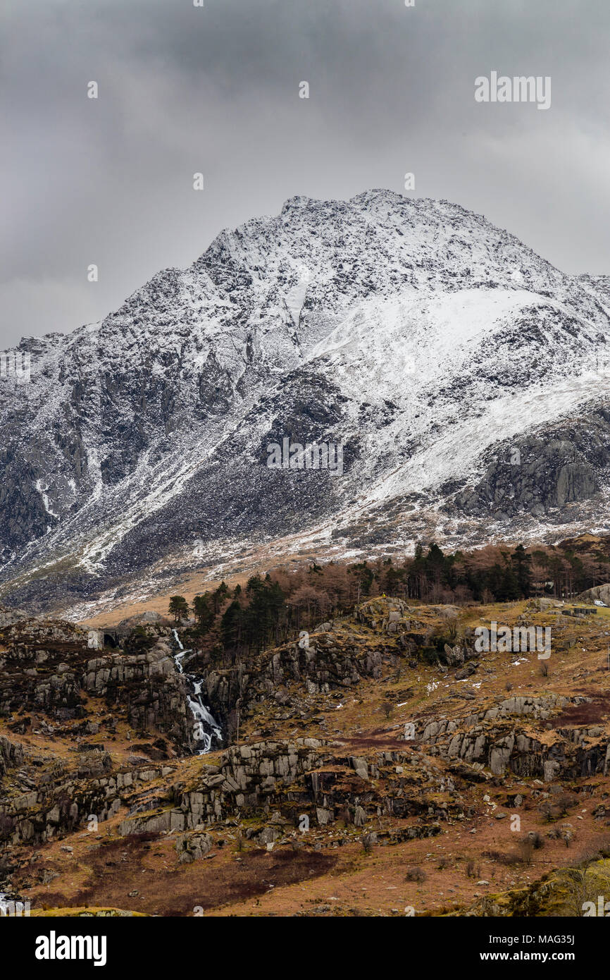 Snow capped Tryfan montagna in inverno, Snowdonia, il Galles del Nord Foto Stock