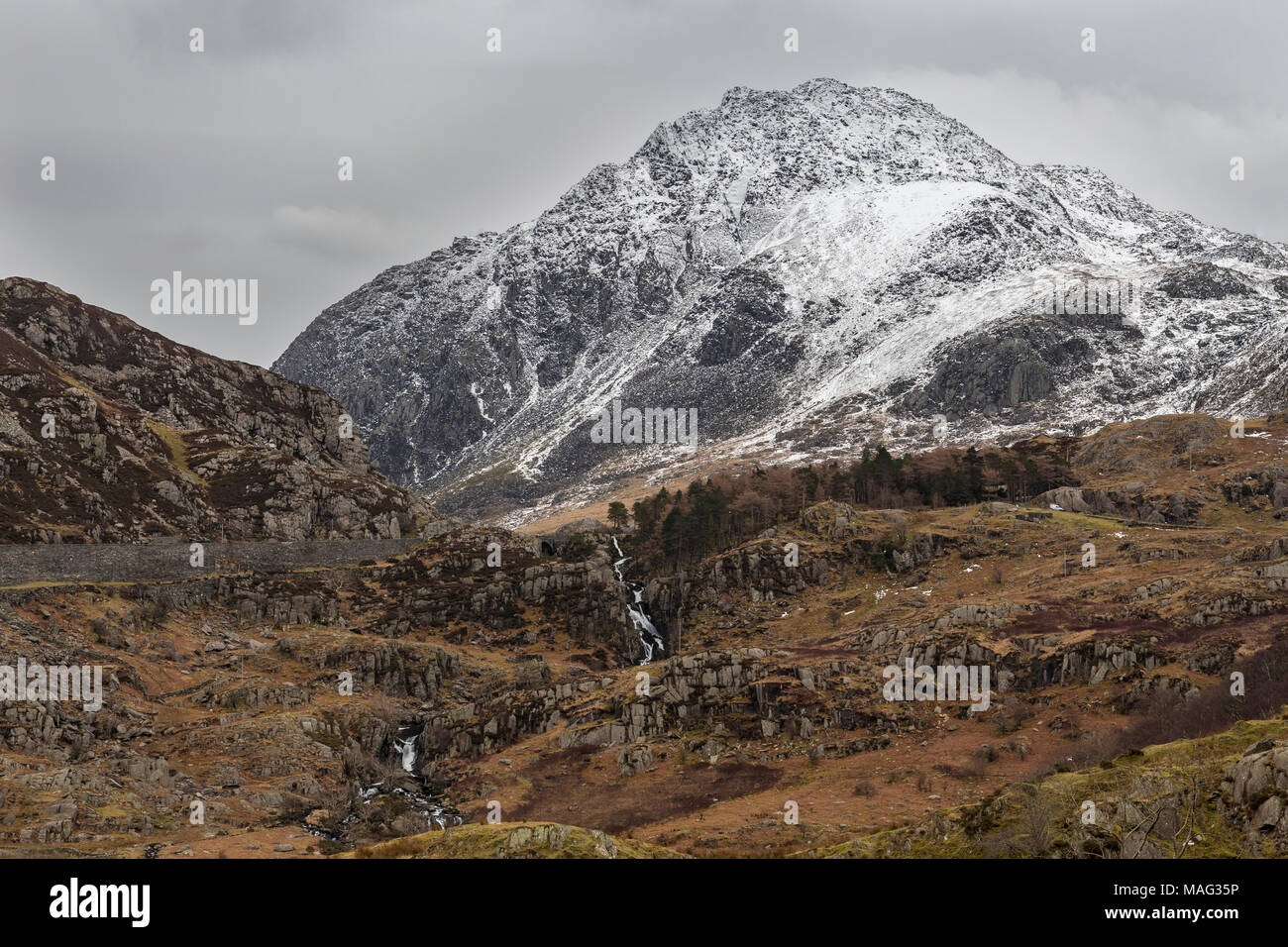 Snow capped Tryfan montagna in inverno, Snowdonia, il Galles del Nord Foto Stock