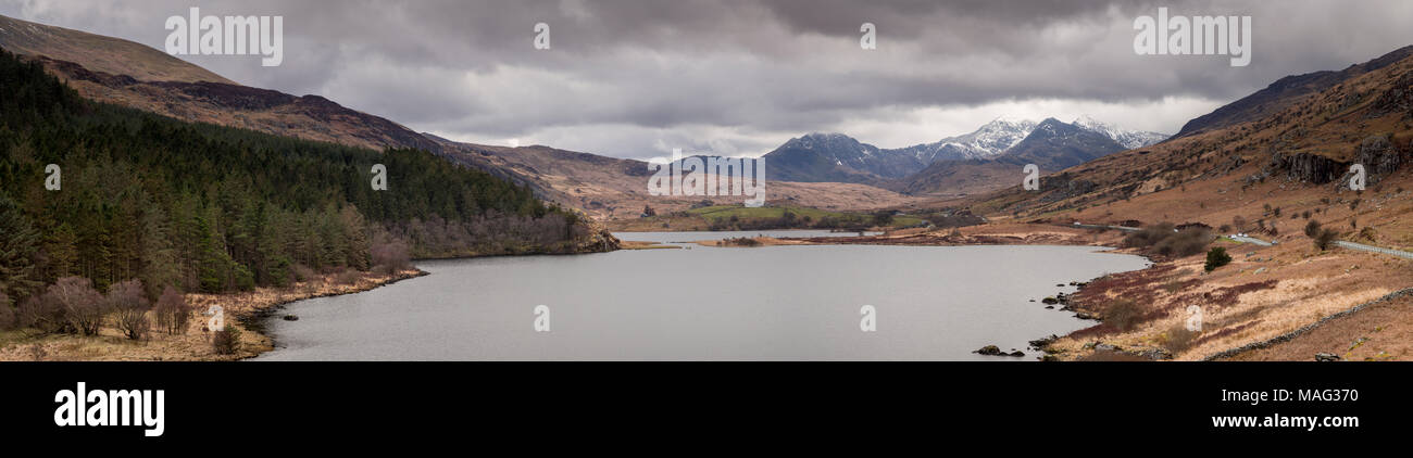 Panorama di Llyn Mymbyr e Snowdon in inverno, Snowdonia, il Galles del Nord Foto Stock