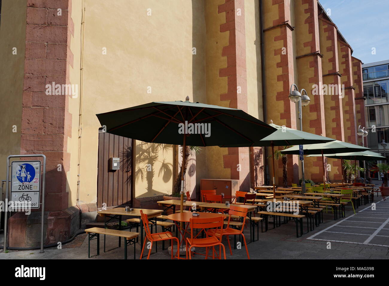 Cafe accanto la chiesa di Santa Caterina, Frankfurt am Main, Germania, Foto Stock