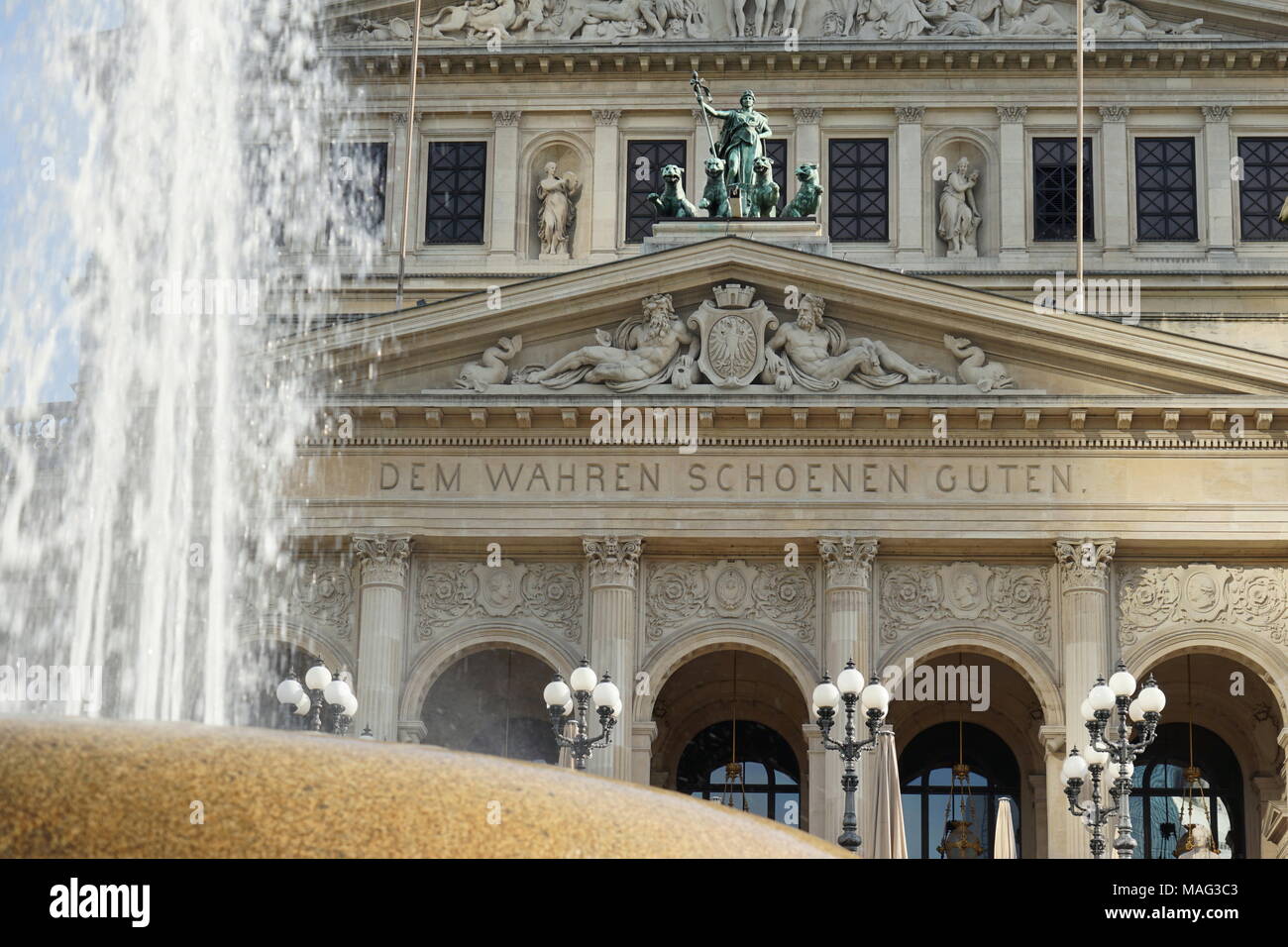 Alte Oper, la Vecchia Opera, Opernplatz, fontana di fronte alla vecchia Opera House, Francoforte, Germania, Foto Stock