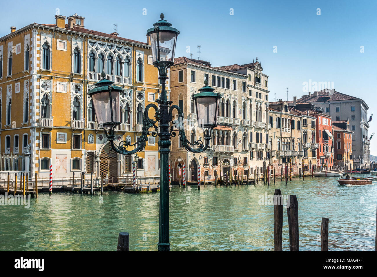 Guardando attraverso il Canal Grande fino alla fermata dell'Accademia di Venezia Foto Stock