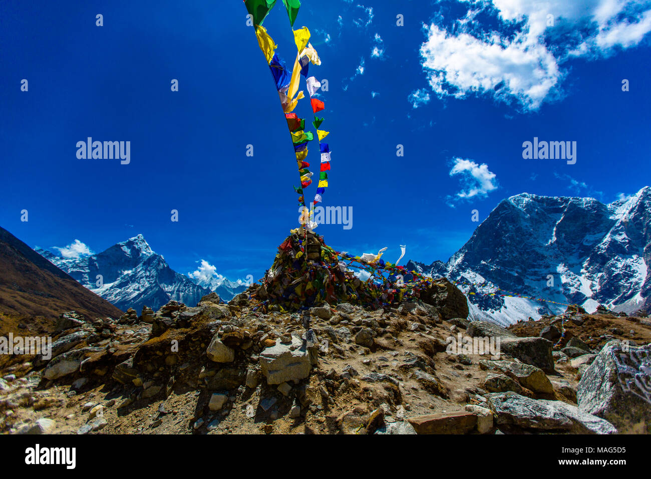 L'Himalayan mountain range come visto attraverso un colorato spray di preghiera nepalesi bandiere al vento. Himalaya, Nepal Foto Stock
