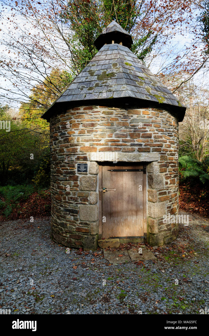 Ripristinato colombaia in autunno la luce a casa del giardino, Buckland Monachorum, Devon, Regno Unito Foto Stock