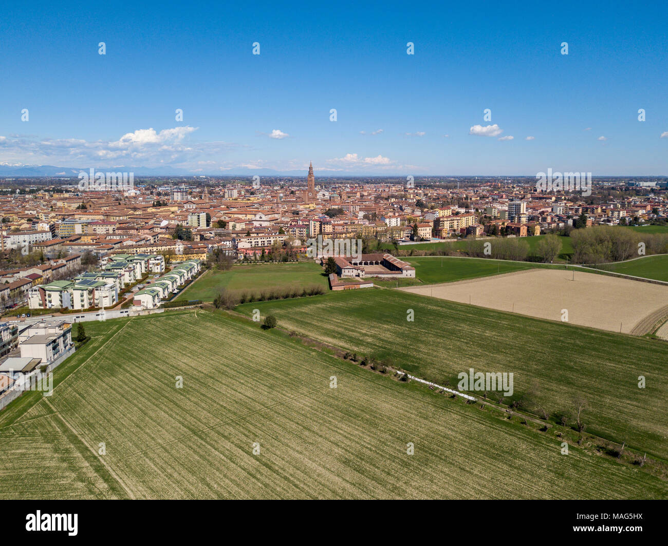 Vista aerea della città di Cremona, Lombardia, Italia. Cattedrale e Torrazzo di Cremona, il più alto campanile in Italia 112 metri di altezza Foto Stock