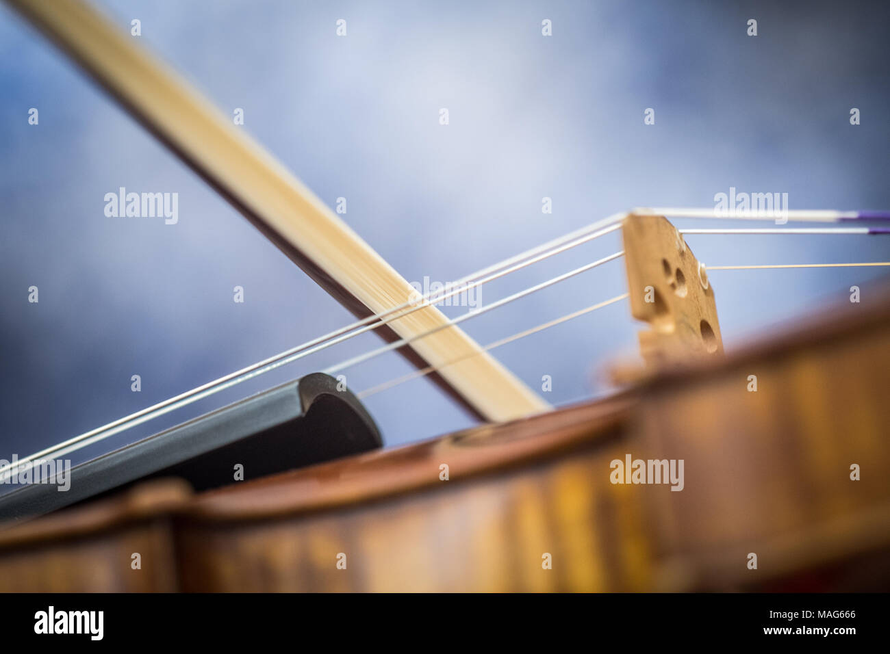 Il violinista riproduce un brano sul fiddle svedese Foto Stock