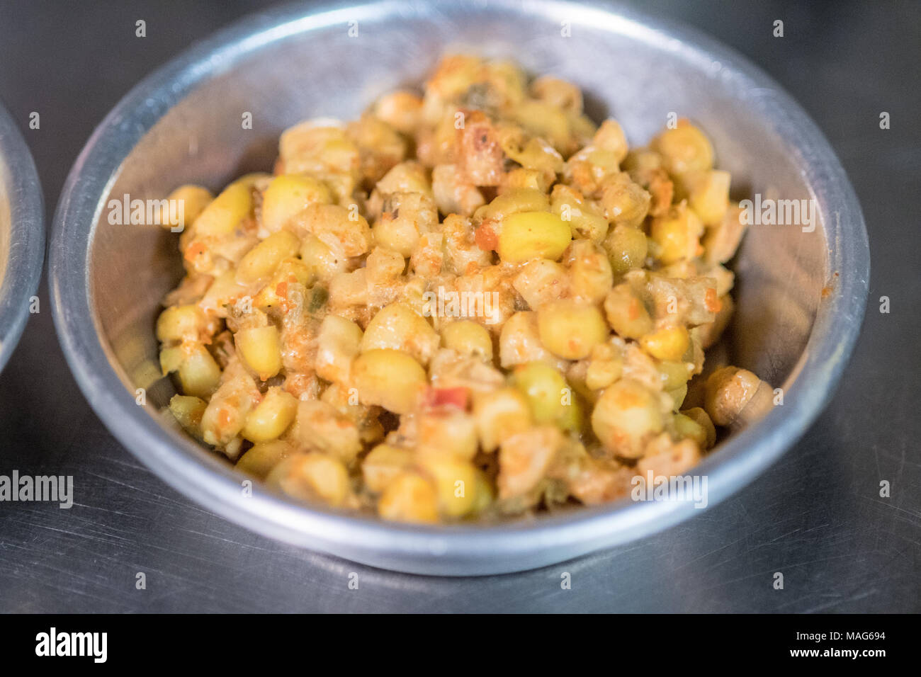 Appena sfornati corn relish pronto in una ciotola per la preparazione di pasto Foto Stock