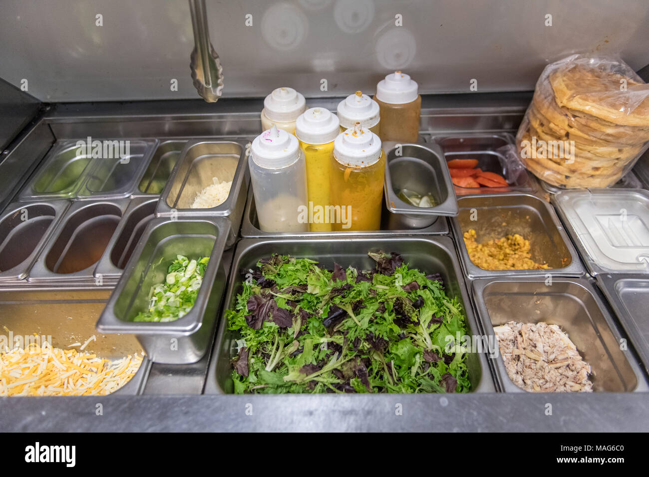 Preparazione di pasto stazione in una cucina commerciale a Baltimora, MD Foto Stock