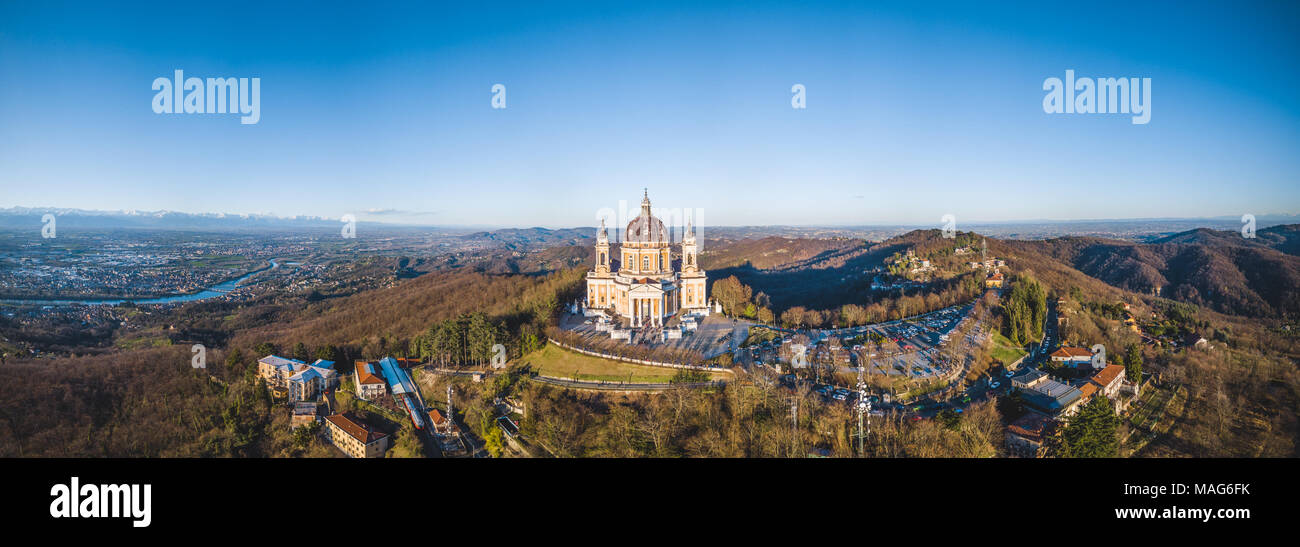 Torino, Italia. 1 Aprile, 2018. Fotografie aeree della Basilica di Superga.La Basilica di Superga è una chiesa nelle vicinanze di Torino. Credito: Alessandro Bosio/Pacific Press/Alamy Live News Foto Stock