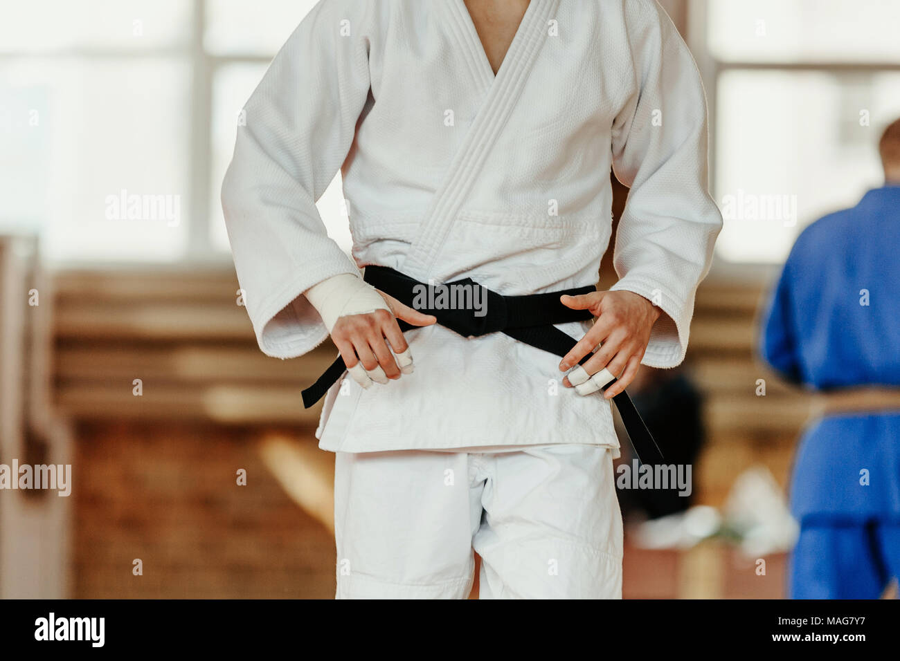 Judoka kimono bianco con cintura nera di judo di concorrenza Foto stock -  Alamy