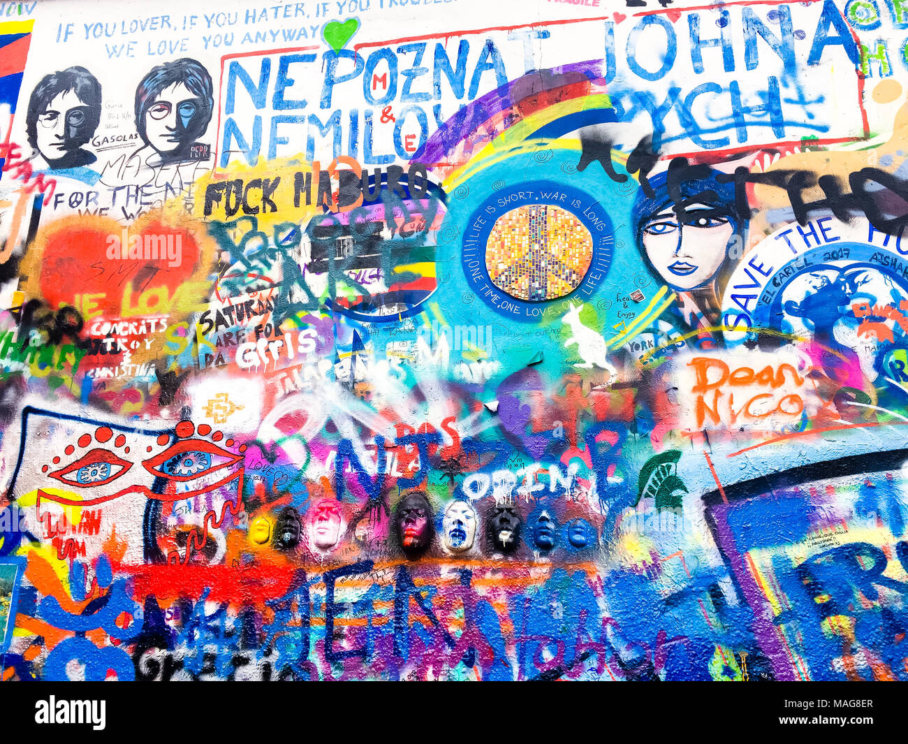 John Lennon tribute parete in una Praga via coperta da colorati graffiti Foto Stock