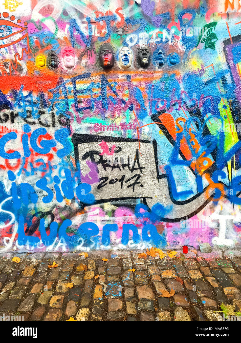 John Lennon tribute parete nel centro di Praga, coperto con colorati graffiti e pitture di gente comune Foto Stock