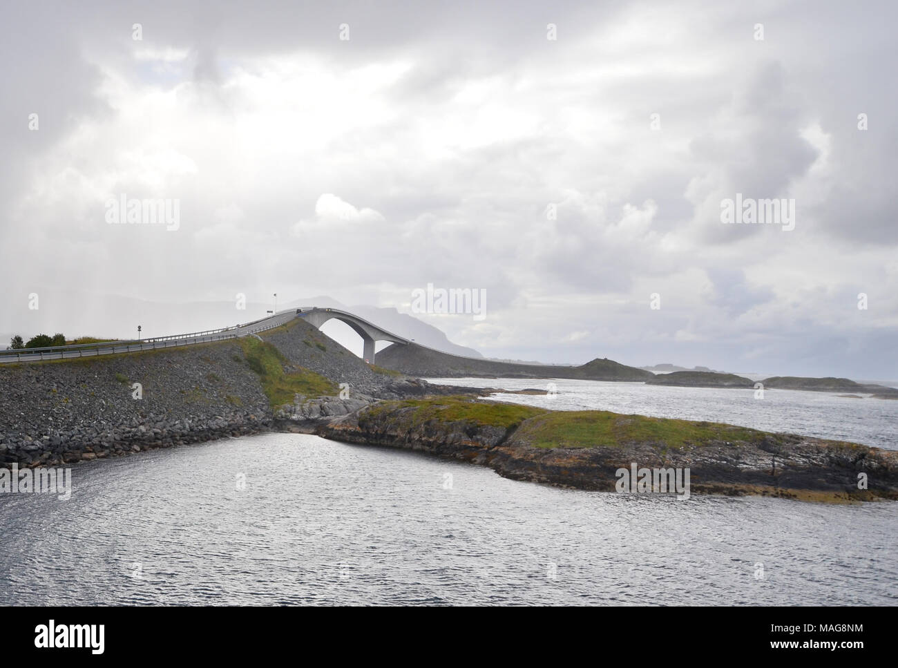 Atlanterhavsveien, scenic norvegese di ponte di collegamento tra le isole lungo l'Oceano Atlantico Road Foto Stock