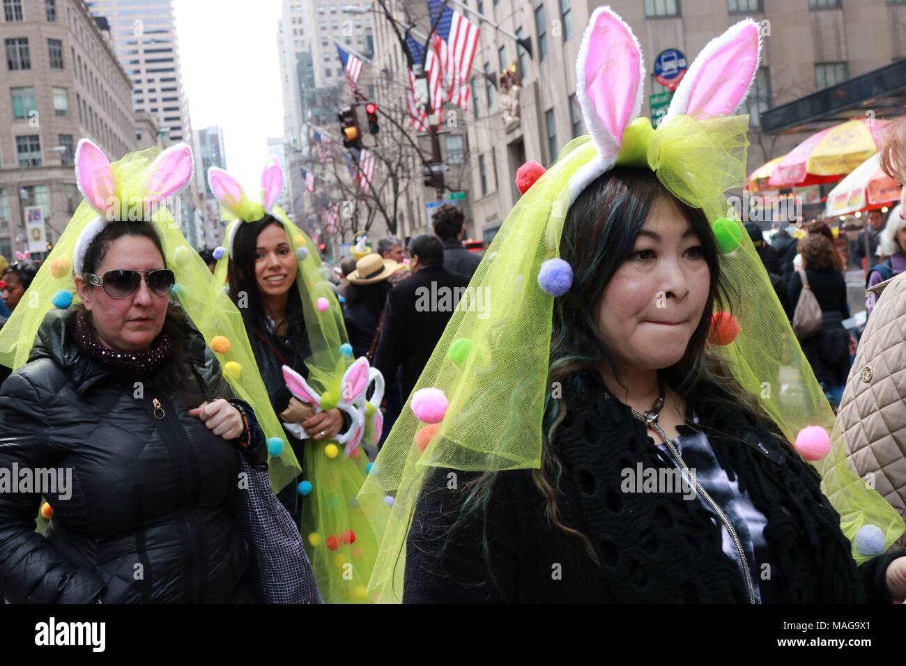 New York, Stati Uniti d'America. 1 Aprile, 2018. New York, NY US. 1st. Apr, 2018. La vacanza annuale parata ha attirato un folto pubblico di tutte le età e provenienti da tutto il mondo con i festaioli vestiti in abiti colorati, bunny orecchie e - sempre anticipato - creative cappelli e berretti. La parata di Pasqua e festival del cofano è stato reso famoso da Irving Berlin's Song, 'Easter Parade,' nel 1933. Il brano è stato successivamente presenti nel film 'Easter Parade' interpretato da Judy Garland e Fred Astaire. © 2018 Credit: G. Ronald Lopez/Alamy Live News Foto Stock