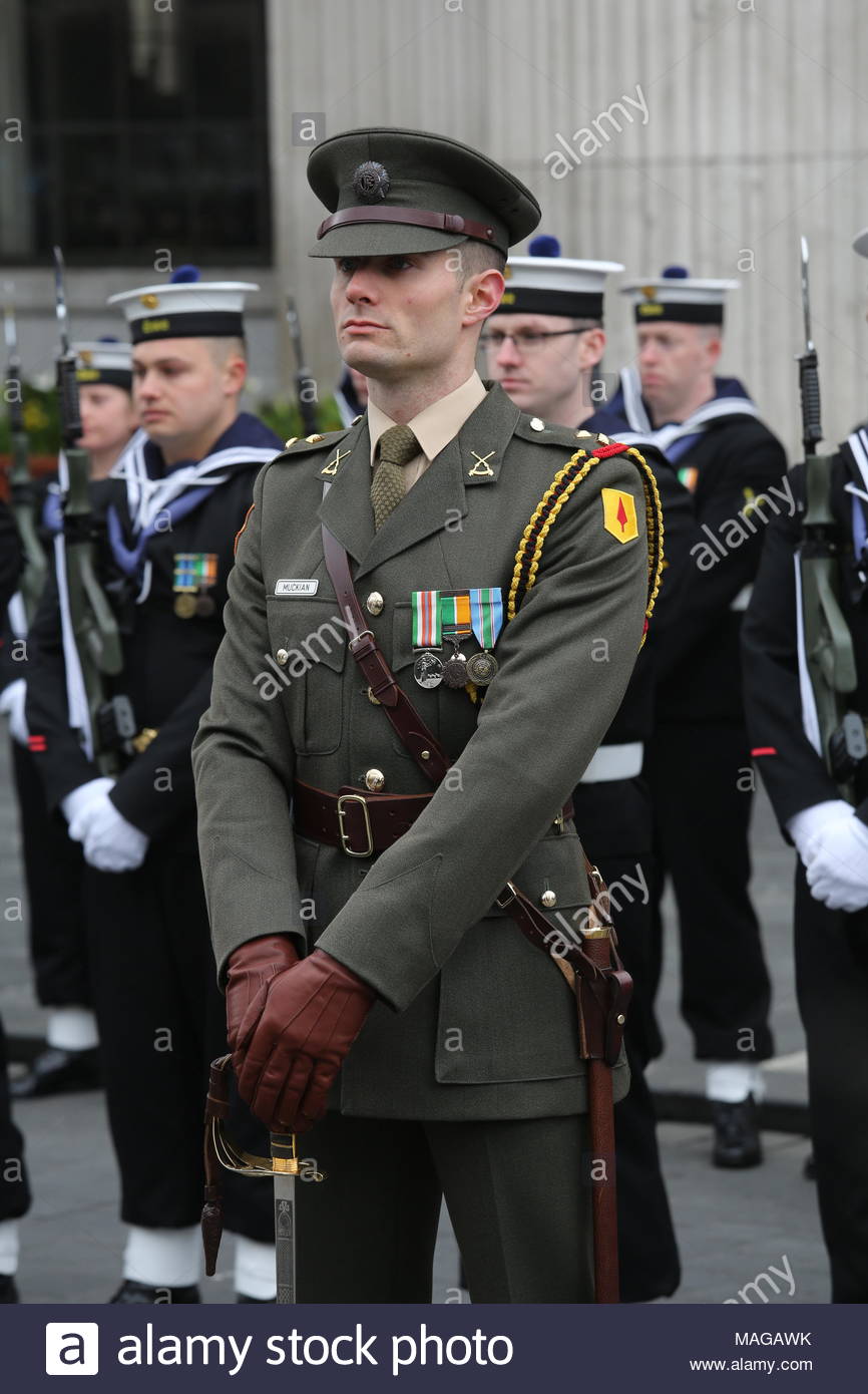 Dublino, Irlanda. Il 1 aprile 2018. Dublino, Irlanda. Il 1 aprile. Pasqua 1916 . Rising Cerimonia Commemorativa avviene a Dublino. Un funzionario irlandese prende parte alla sfilata commemorativa e cerimonia in onore del 1916 a Dublino, Irlanda. Credito: reallifephotos/Alamy Live News Foto Stock