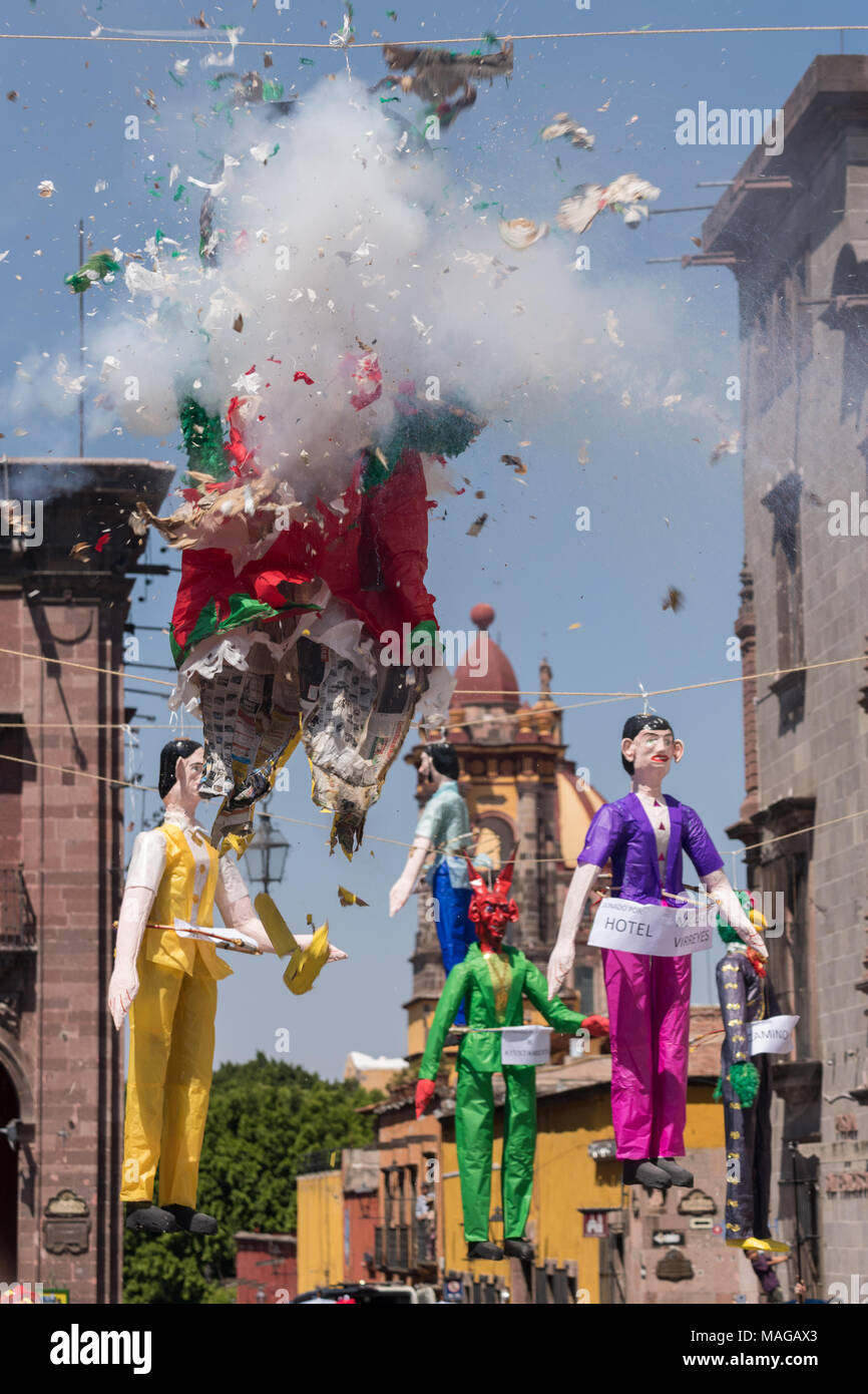 Una bambola di carta effige esplode durante la combustione di Giuda Pasqua-momento rituale che segna la fine della settimana santa nella Plaza Allende Aprile 1, 2018 in San Miguel De Allende, Messico. Foto Stock