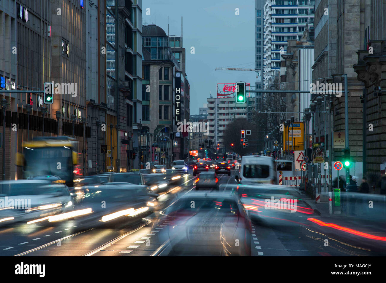 29 marzo 2018, Germania Berlino: Auto drive in alta densità di traffico tra Potsdamer Platz e Markgrafenstraße sulla Leipziger Straße durante la serata Rush Hour. Il Senato di Berlino mira a migliorare la qualità dell'aria nelle principali strade della capitale tedesca. Questo è il motivo per cui, a partire dal 9 aprile 2018, entro una distanza di 1.2 km in Leipziger Straße il limite di velocità sarà di 30 km/h. Foto: Arne Bänsch/dpa Foto Stock