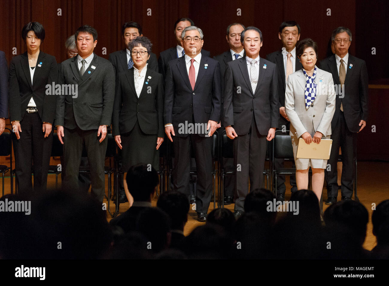 Il Governatore di Tokyo Yuriko Koike (R) assiste la cerimonia di ingresso per il nuovo Governo Metropolitano di dipendenti presso il Tokyo Metropolitan Theatre il 2 aprile 2018, Tokyo, Giappone. Governo Metropolitano di Tokyo ingaggiato 1,734 nuovi dipendenti di quest'anno, 529 meno del precedente anno. Credito: Rodrigo Reyes Marin/AFLO/Alamy Live News Foto Stock