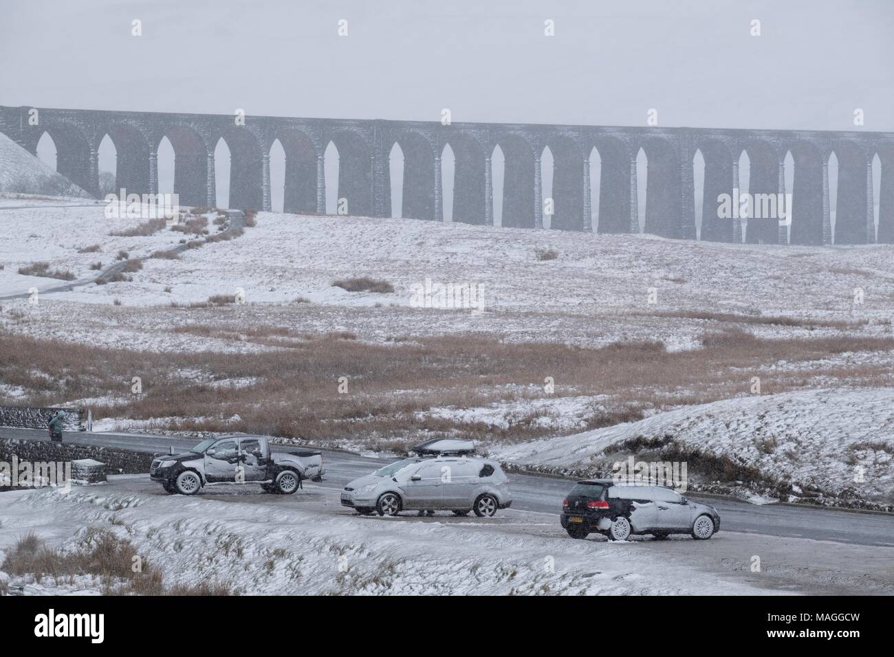 Ribblehead, Yorkshire. 2 apr, 2018. Regno Unito: Meteo Meteo neve ha reso inerte Ribblehead nel Yorkshire Dales National Park in Inghilterra settentrionale il lunedì, 2 aprile 2018. Nevicata fresca ha afferrato anche in molte altre parti del nord Inghilterra oggi. Credito: Christopher Middleton/Alamy Live News Foto Stock