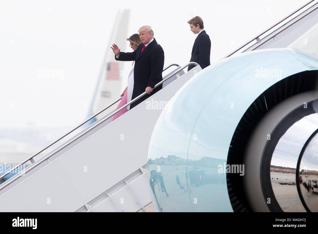 Base comune Andrews, Maryland, Stati Uniti d'America. 1 Aprile, 2018. Il presidente statunitense Trump (C) onde accanto alla First Lady Melania Trump (L) e Barron Trump (R) come essi scendono dalla Air Force One all'arrivo alla base comune Andrews, Maryland, Stati Uniti d'America, 01 aprile 2018. Presidente Trump, la First Lady e il loro figlio Barron ritorno da Palm Beach, Florida. Credito: Michael Reynolds/Piscina via CNP - nessun filo servizio · Credito: Michael Reynolds e/o consolidato di Notizie Foto/Michael Reynolds - Piscina via CNP/dpa/Alamy Live News Foto Stock
