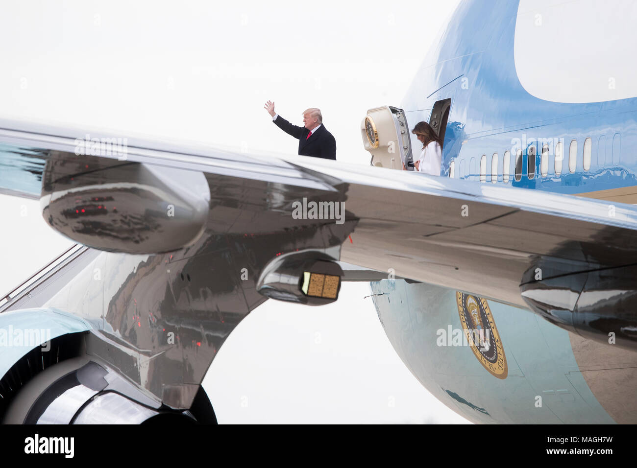 Base comune Andrews, Maryland, Stati Uniti d'America. 1 Aprile, 2018. Il presidente statunitense Trump (L) Onde nella parte anteriore della prima signora Melania Trump (R) come essi scendono dalla Air Force One all'arrivo alla base comune Andrews, Maryland, Stati Uniti d'America, 01 aprile 2018. Presidente Trump, la First Lady e il loro figlio Barron ritorno da Palm Beach, Florida. Credito: Michael Reynolds/Piscina via CNP - nessun filo servizio · Credito: Michael Reynolds e/o consolidato di Notizie Foto/Michael Reynolds - Piscina via CNP/dpa/Alamy Live News Foto Stock