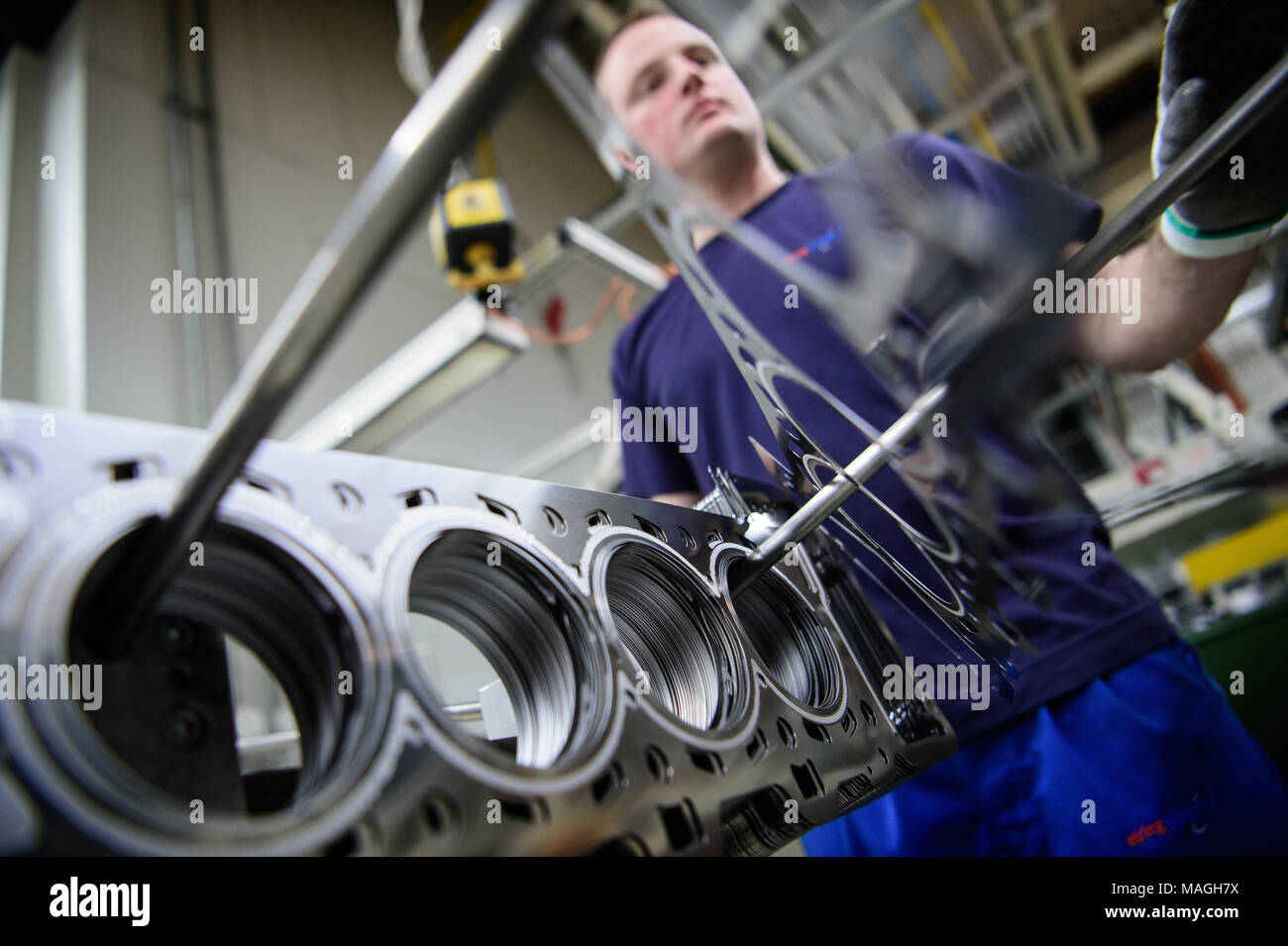 26 marzo 2018, Germania, Dettingen an der Erms: un dipendente del fornitore automobilistico test ElringKlinger la produzione delle guarnizioni della testata. Management ha tenuto una conferenza stampa per quanto riguarda la società finanziaria il 27 marzo 2018. Foto: Sina Schuldt/dpa Foto Stock