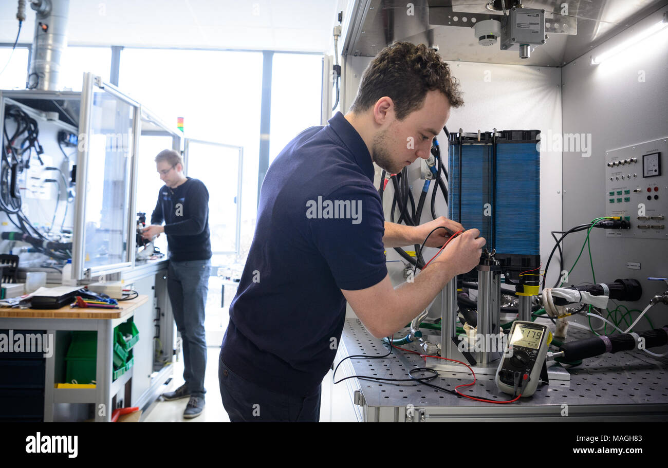 26 marzo 2018, Germania, Dettingen an der Erms: i dipendenti del fornitore automobilistico test ElringKlinger celle a combustibile in laboratorio. Management ha tenuto una conferenza stampa per quanto riguarda la società finanziaria il 27 marzo 2018. Foto: Sina Schuldt/dpa Foto Stock