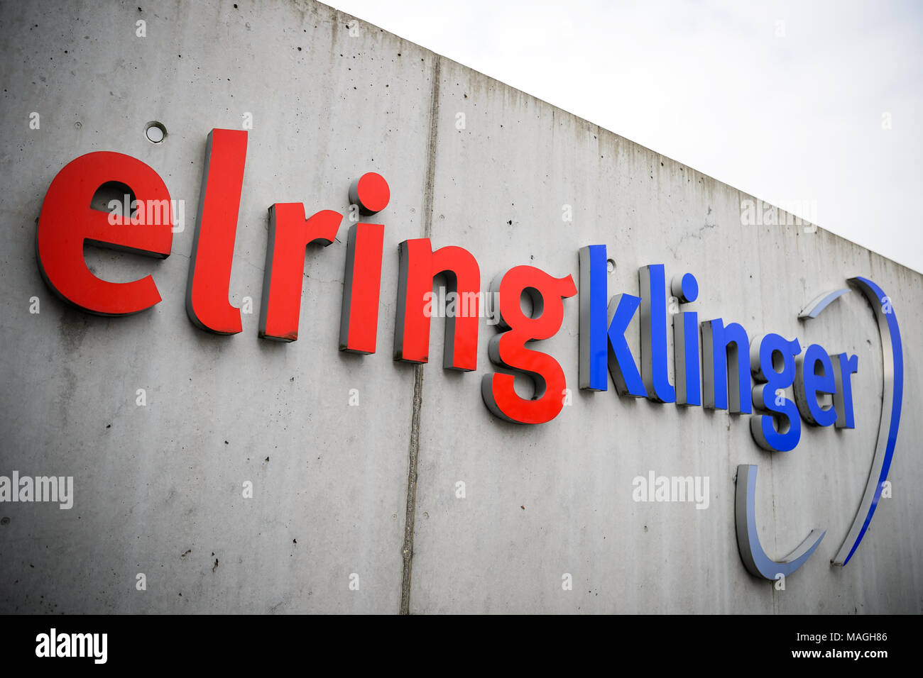 26 marzo 2018, Germania, Dettingen an der Erms: 'ElringKlinger' scritto su una parete nel settore automobilistico il fornitore locale. Management ha tenuto una conferenza stampa per quanto riguarda la società finanziaria il 27 marzo 2018. Foto: Sina Schuldt/dpa Foto Stock