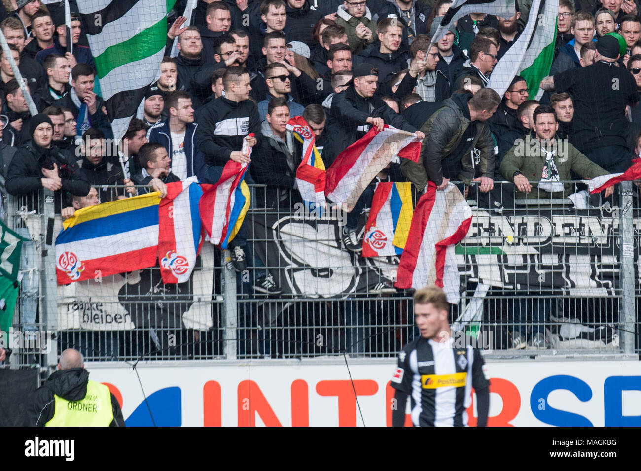 Mainz, Deutschland. 1 Aprile, 2018. Il Borussia tifosi Monchengladbacher holen Fahnen der Mainzer ventole vervor, Provokation, provozieren, Ultra, Ultras, Ventilatore, ventole, Zuschauer, Anhaenger, sostenitore, Fussball 1. Bundesliga, 28. Giornata, FSV FSV FSV Mainz 05 (MZ) - Borussia Monchengladbach (MG) 0:0, am 01.04.2018 in Mainz Germania/. |L'utilizzo del credito in tutto il mondo: dpa/Alamy Live News Foto Stock