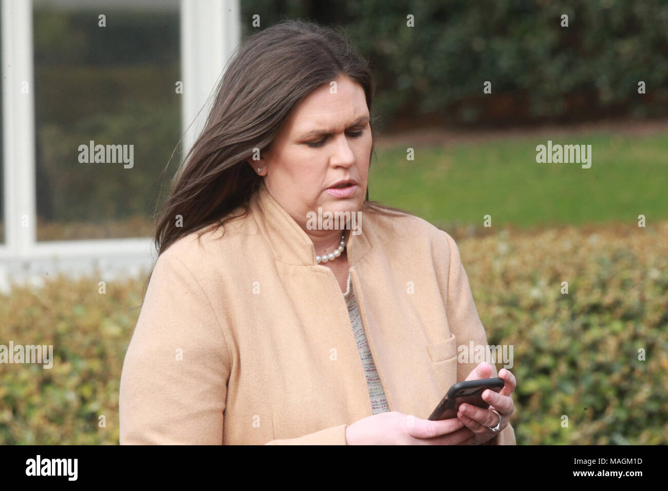 Washington, DC, Stati Uniti d'America. 2 apr, 2018. Sarah Huckabee Sanders all annuale White House Easter Egg Roll sul prato Sud della Casa Bianca a Washington il 2 aprile 2018. Credito: Mpi34/media/punzone Alamy Live News Foto Stock