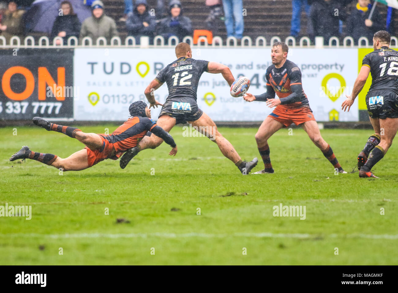 Castleford, Regno Unito. 2 apr, 2018.Mend-a-tubo Jungle, Castleford, Inghilterra; Betfred Super League Rugby, Castleford Tigers v Warrington lupi; Jack Hughes di Warrington lupi off il caricamento di Toby re mentre Luca Gale del Castleford Tigers tenta una battenti affrontare Credito: News Immagini/Alamy Live News Foto Stock