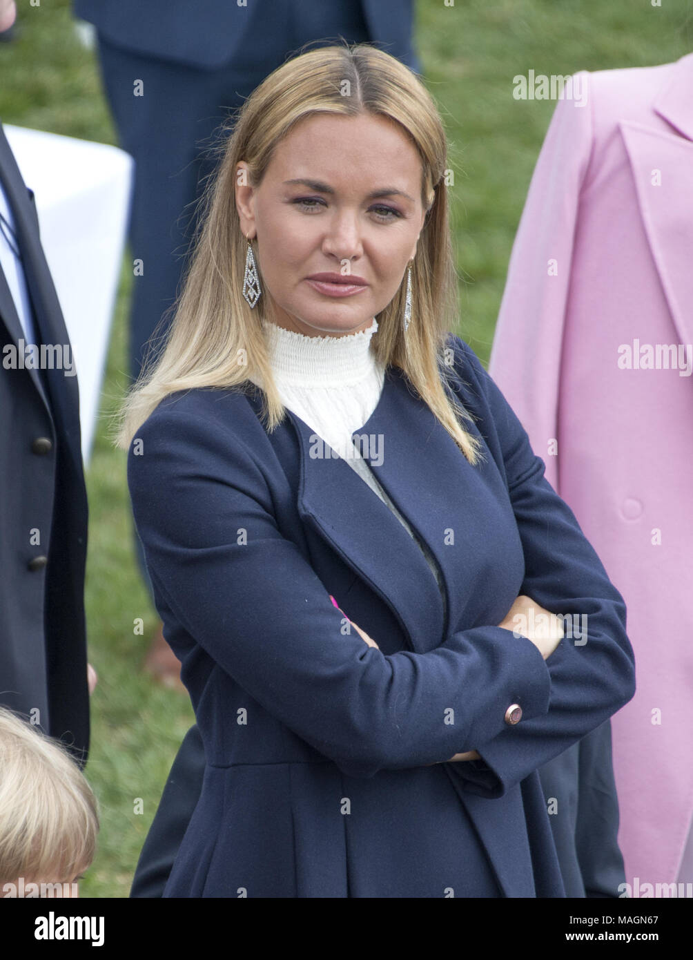 Washington, Distretto di Columbia, Stati Uniti d'America. 2 apr, 2018. Vanessa Trump, moglie di Donald Trump Jr., guarda come presidente degli Stati Uniti Trump e la first lady Melania Trump host annuale il White House Easter Egg Roll sul prato Sud della Casa Bianca di lunedì, 2 Aprile 2018.Credit: Ron Sachs/CNP Credito: Ron Sachs/CNP/ZUMA filo/Alamy Live News Foto Stock