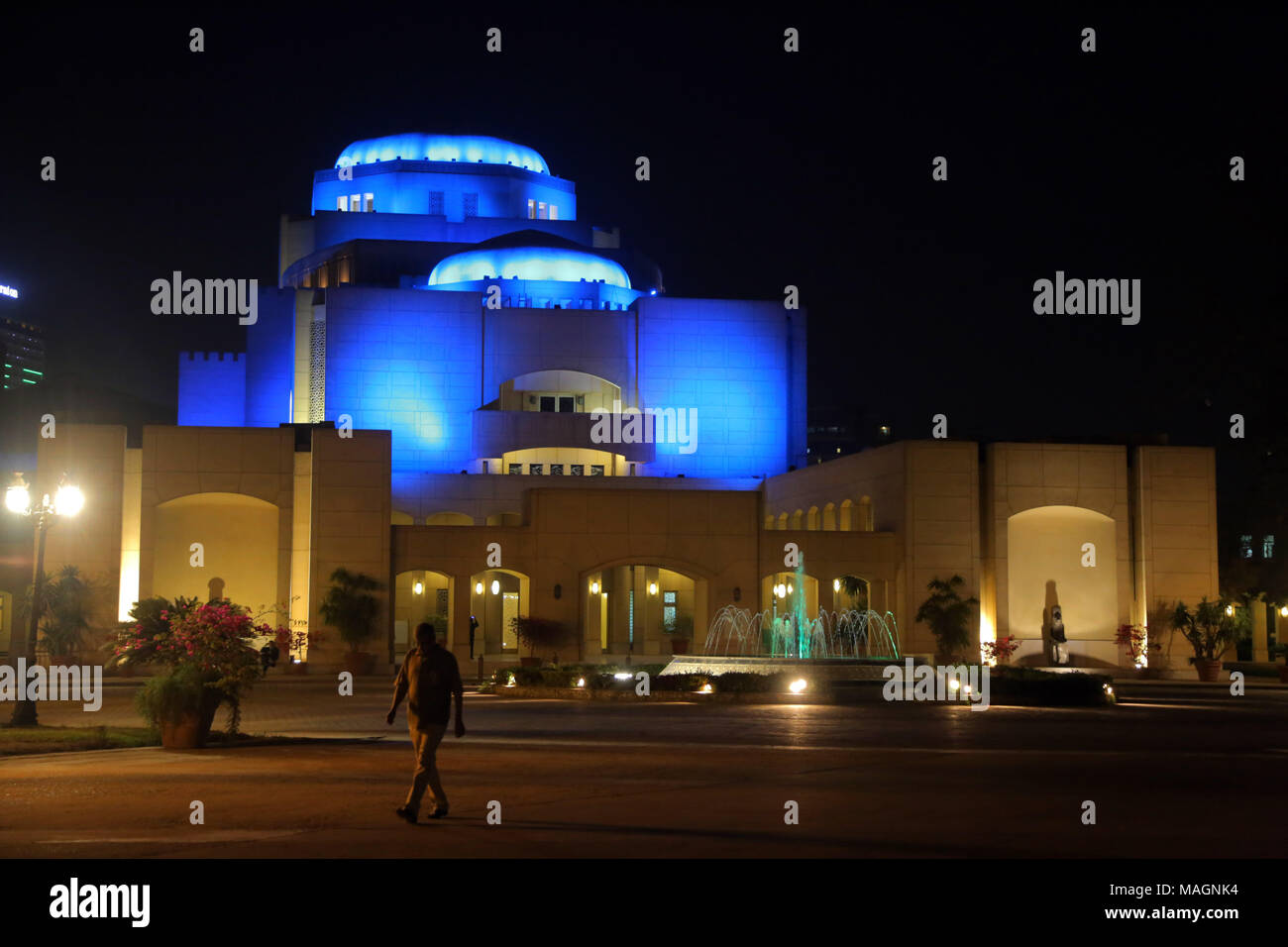 Il Cairo, Egitto. 2 apr, 2018. Il Cairo Opera House è illuminato in blu per il mondo autismo Giornata di sensibilizzazione al Cairo, in Egitto, il 2 aprile 2018. Credito: Ahmed Gomaa/Xinhua/Alamy Live News Foto Stock