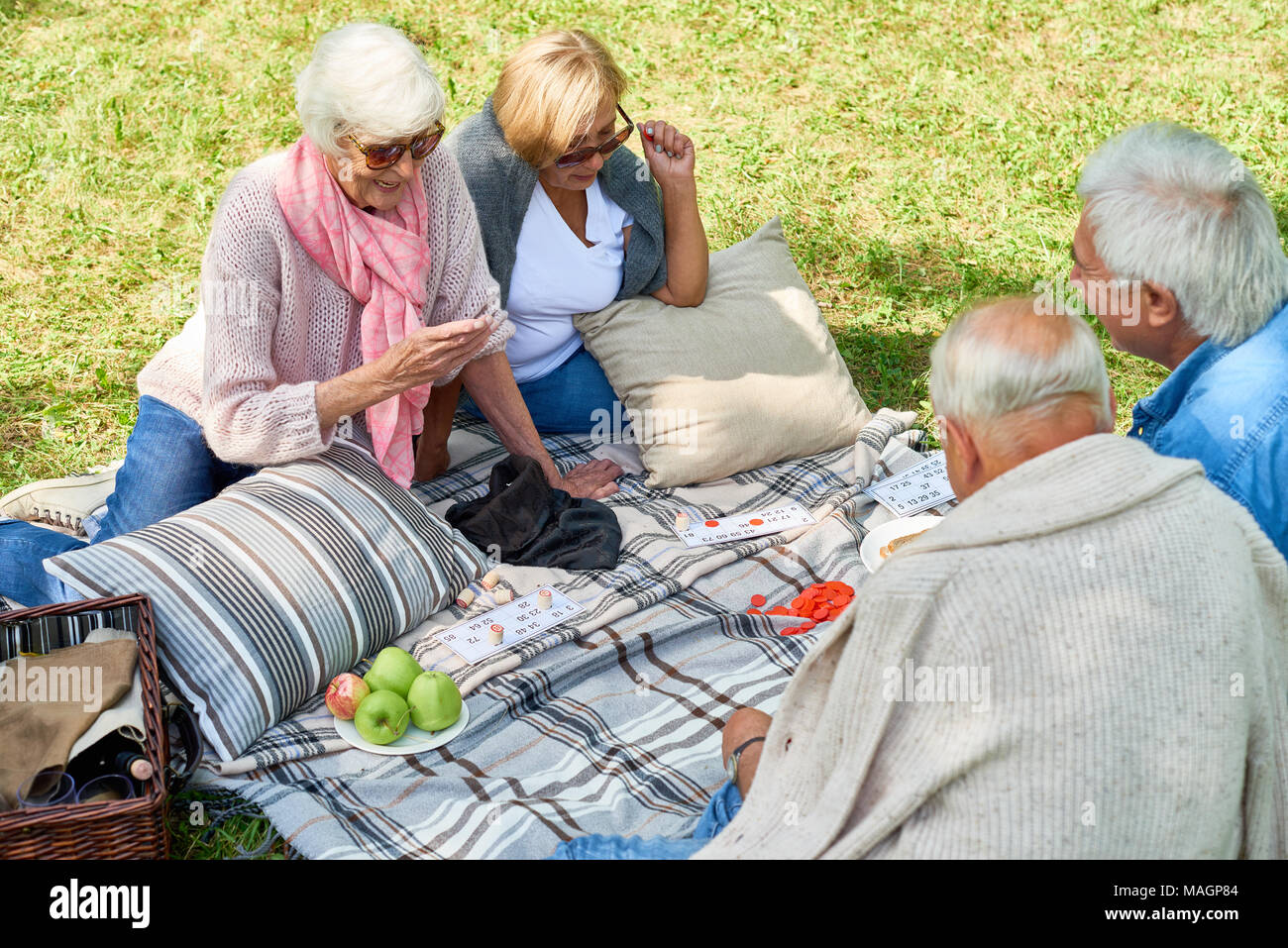 Seniors godendo di Gioco del Lotto in posizione di parcheggio Foto Stock