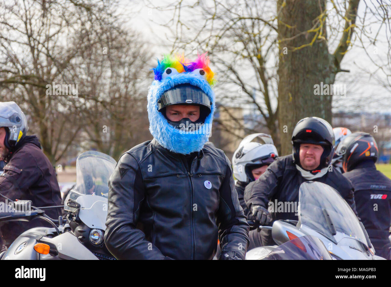 I ciclisti in nell'annuale Easter Egg Run da Glasgow Green all'Ospedale Reale per i bambini per raccogliere fondi per Glasgow ospedale per bambini di carità. Foto Stock